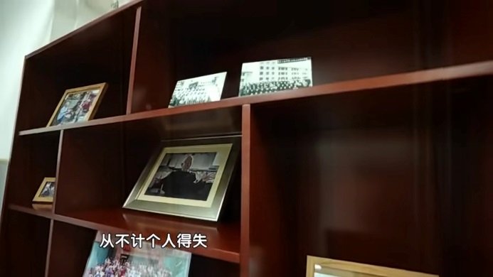 还展示了他撰写的各类专著