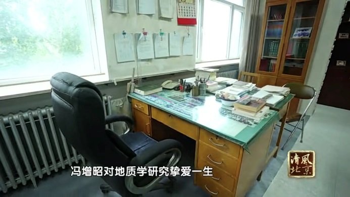 这间馆藏室按照其生前办公室原貌1