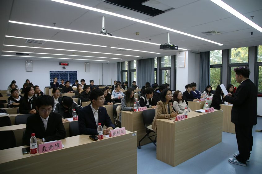 共同见证第十六届百草园书社的成立