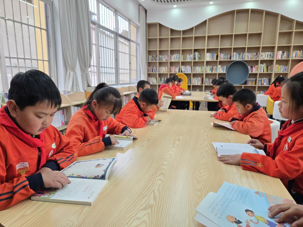 安静地坐在图书室里翻动着一页页图书