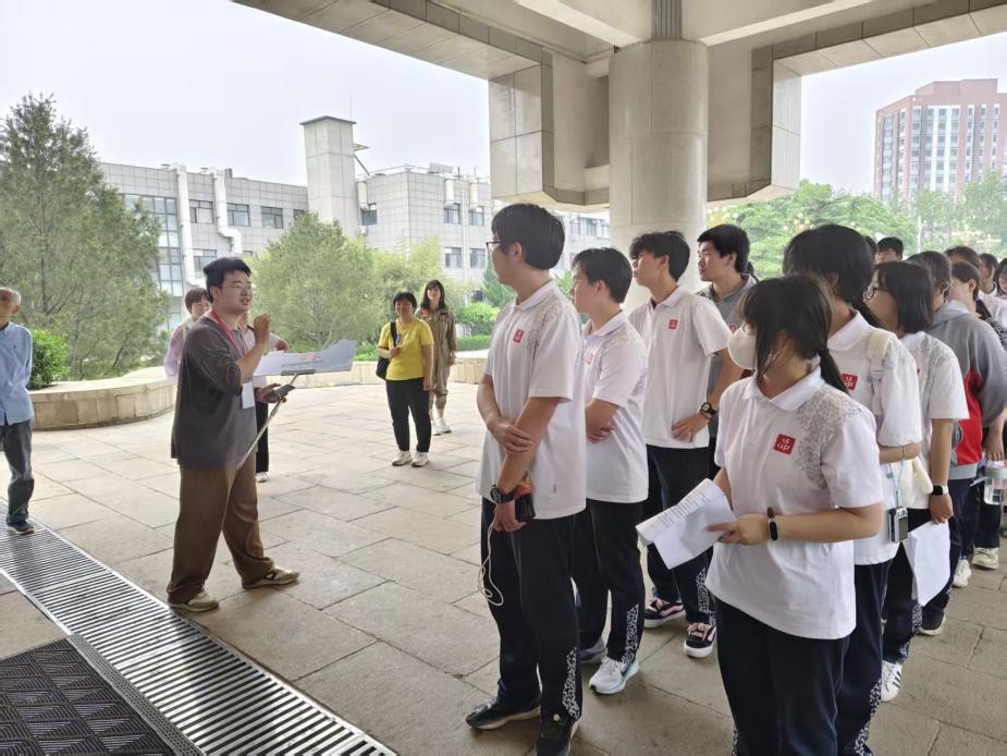 北京十五中南口中学近40名学生走进w