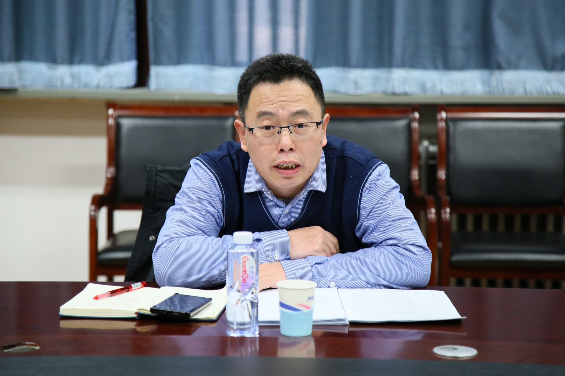 图书馆负责人及全体教职工党员参加会议