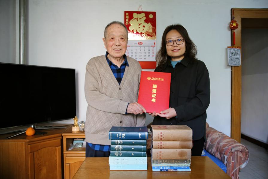 图书馆党总支副书记兼副馆长海凤代表图