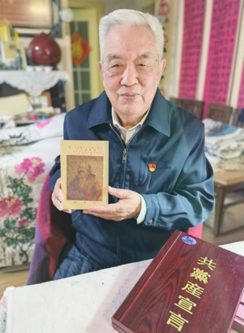 面对着一本书