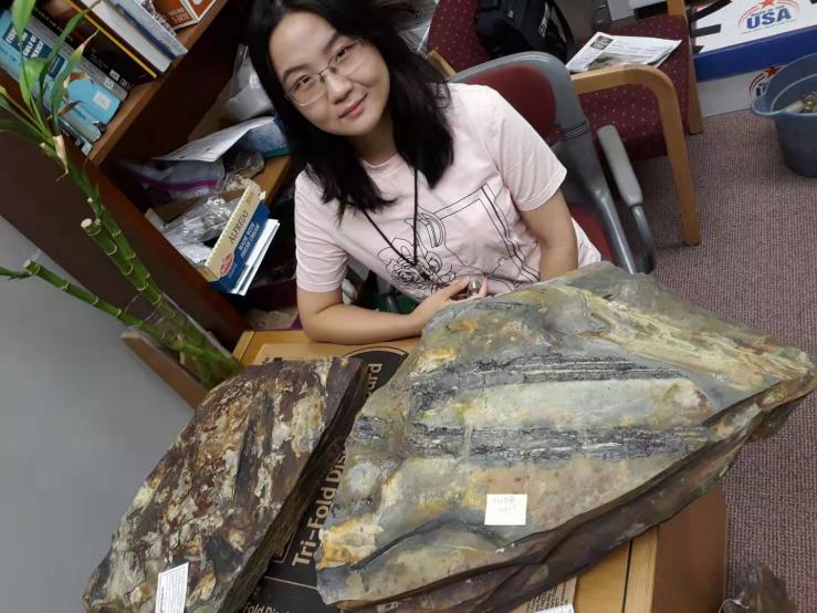 随后进入美国阿拉巴马大学地球科学系攻