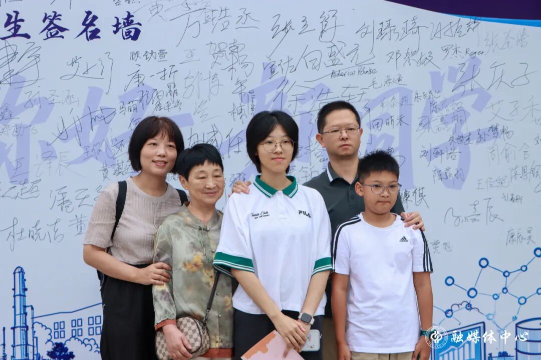 接驳车辆构筑起一条安稳顺畅的入校通道