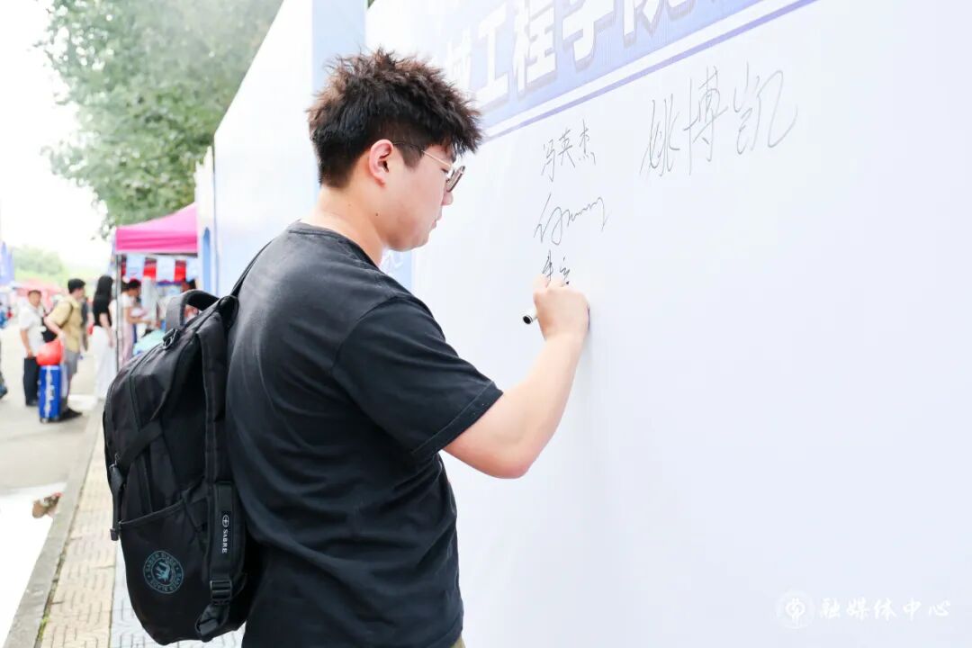 王同奇与来自河北邢台的新生高宁亲切交