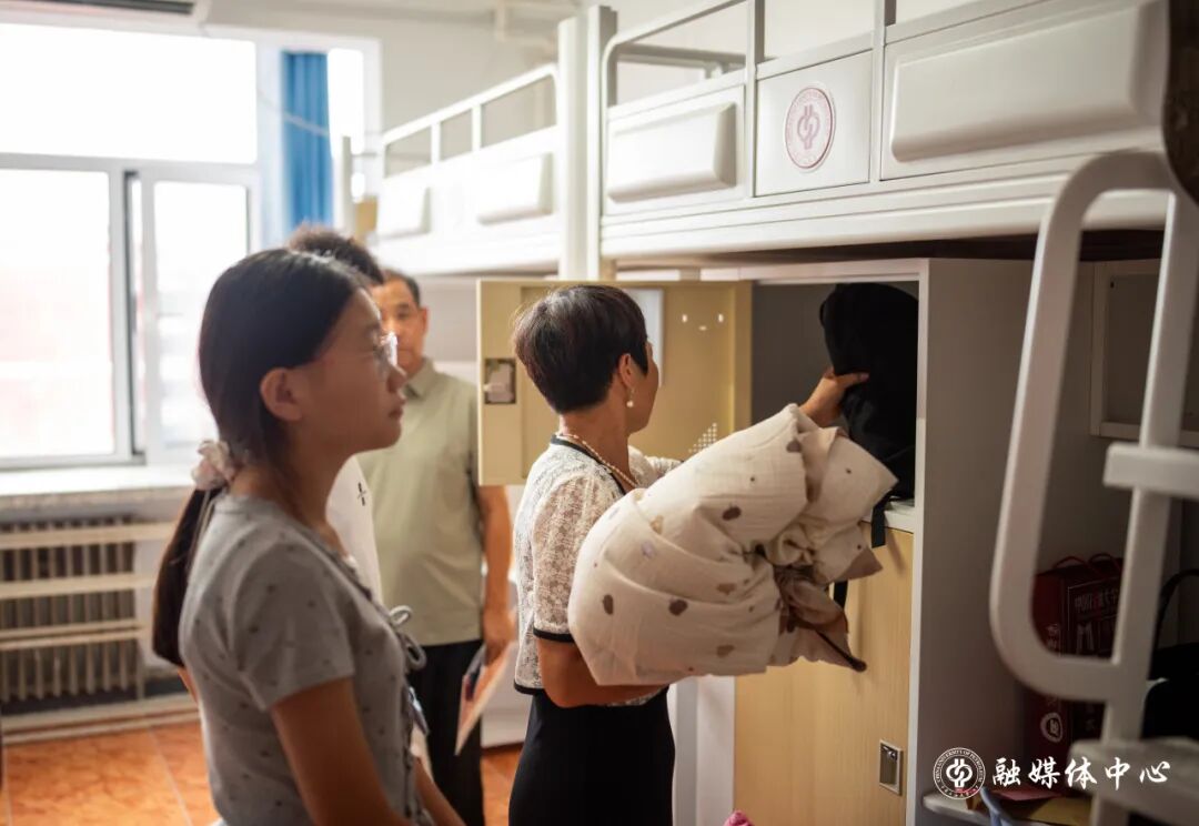 为迎接新生顺利入校