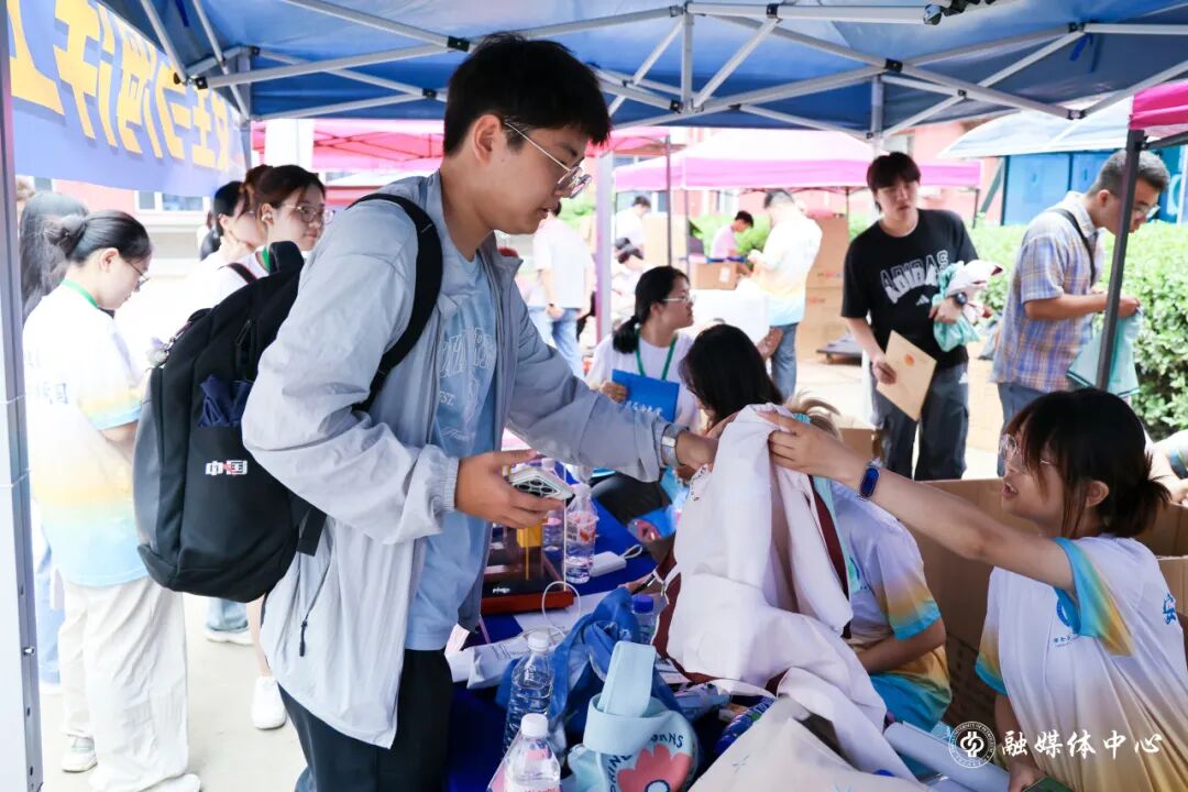 详细询问新生报到