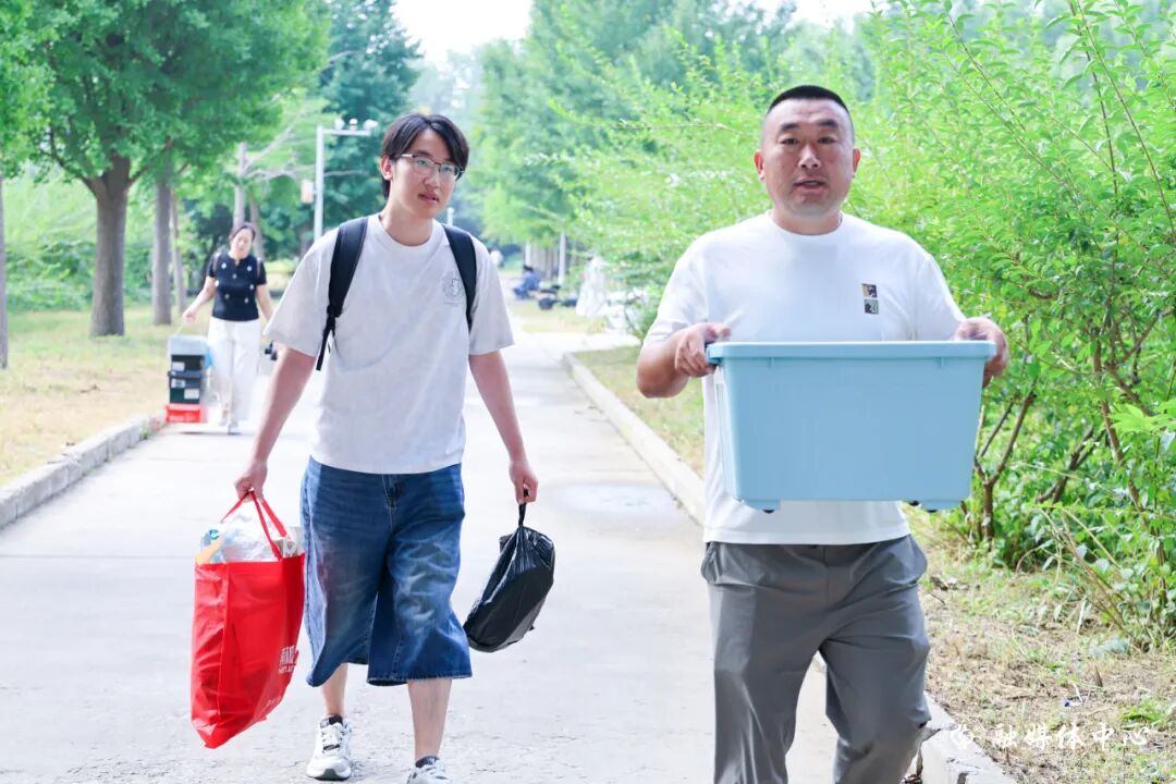 副校长李景叶等前往报到现场和win德