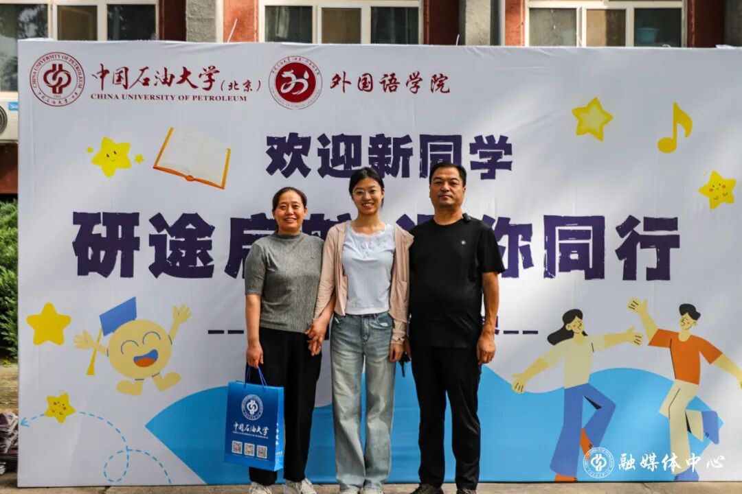 本校升学的博士新生黄佩垚已主动加入迎