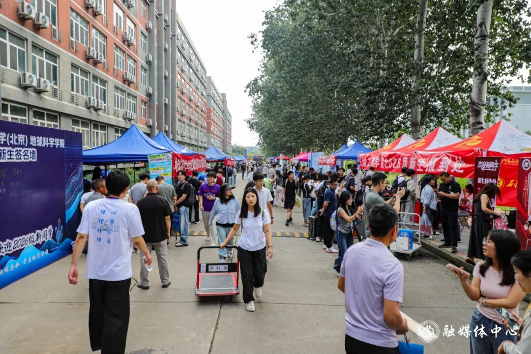 详细询问新生报到