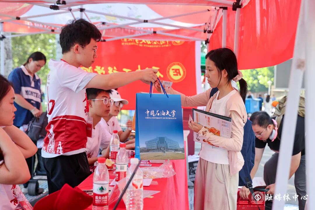 王同奇为新生们送上入学第一份“水果礼