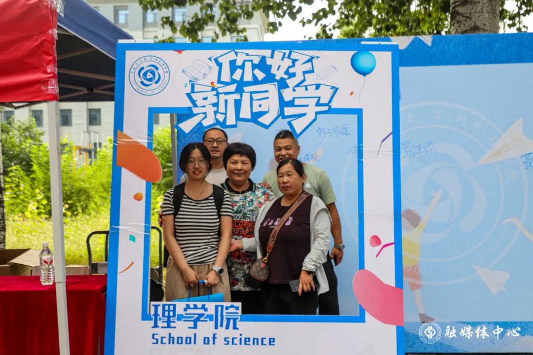 王同奇勉励她在做好迎新服务的同时