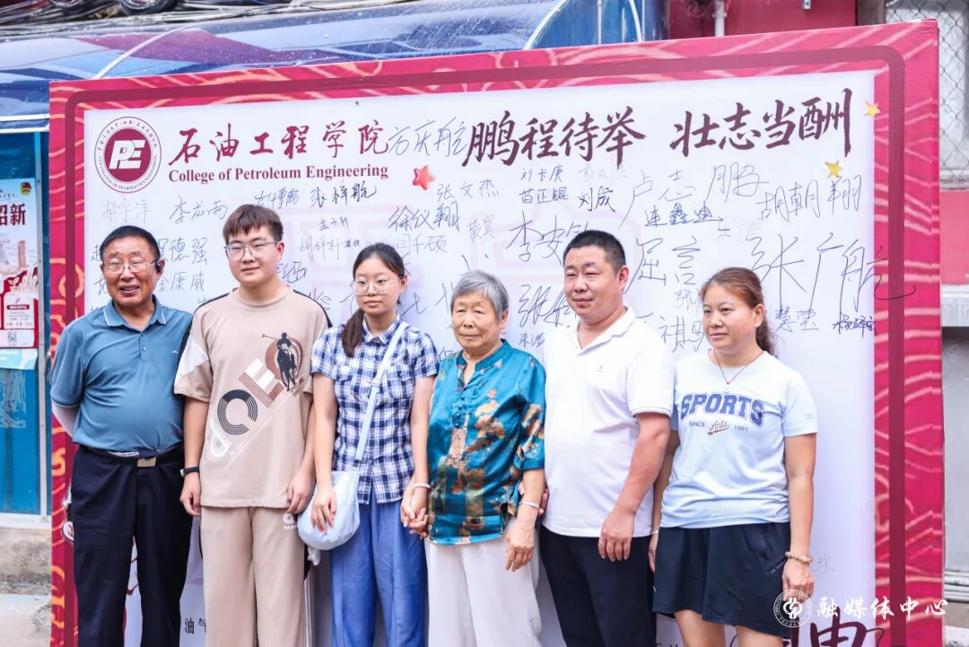 一一了解他们的家庭情况和家乡产业发展