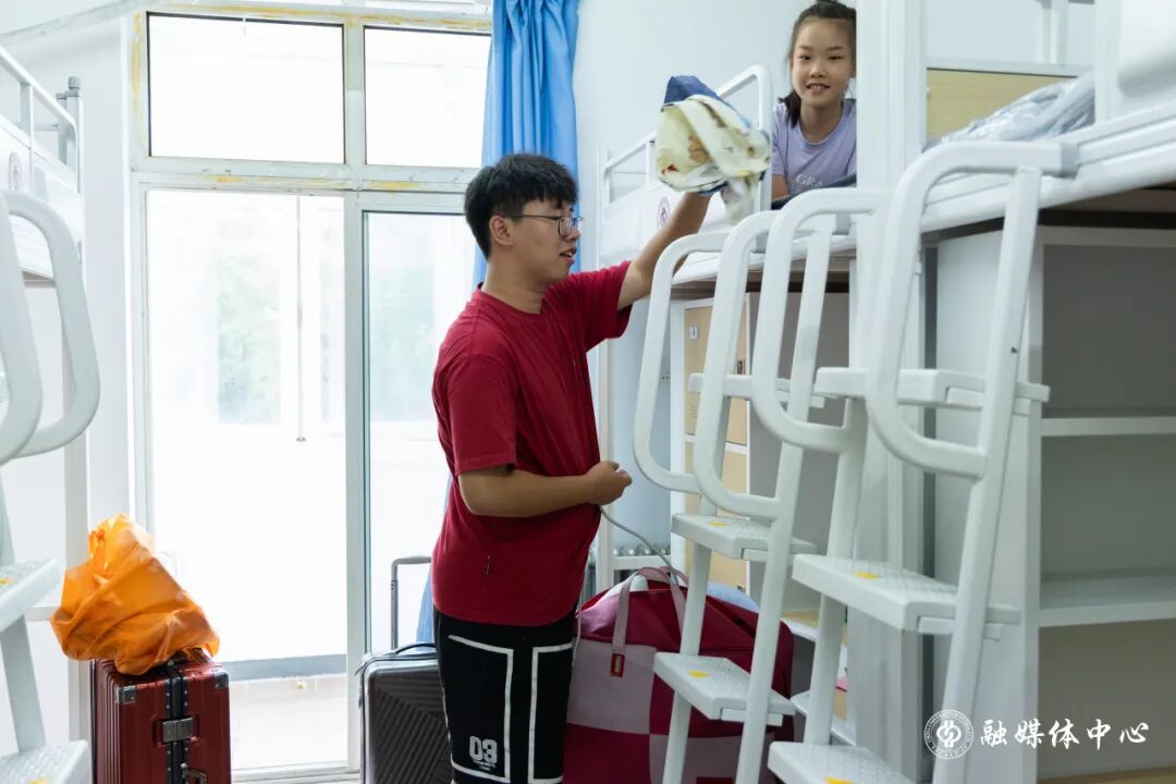 一只只装满期待的行李箱