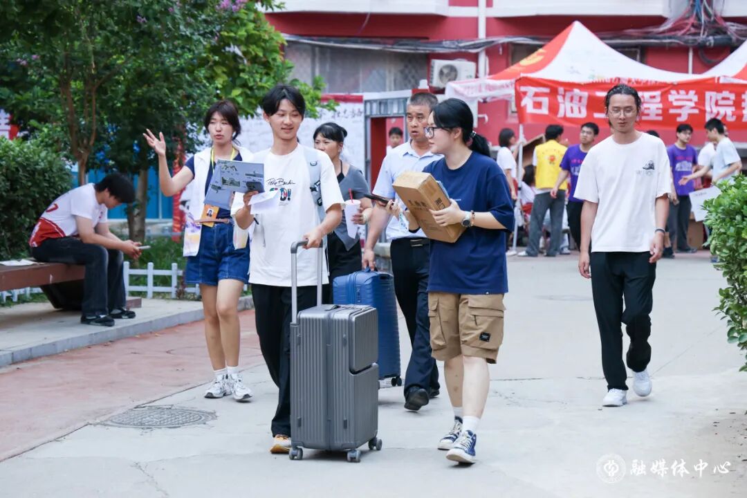 副校长黄磊等前往报到点和win德赢官