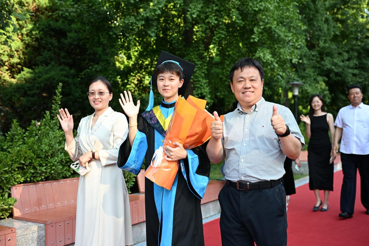 向远道而来的家长和潜心育人的老师们表