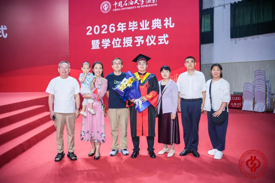 典礼通过人民日报客户端