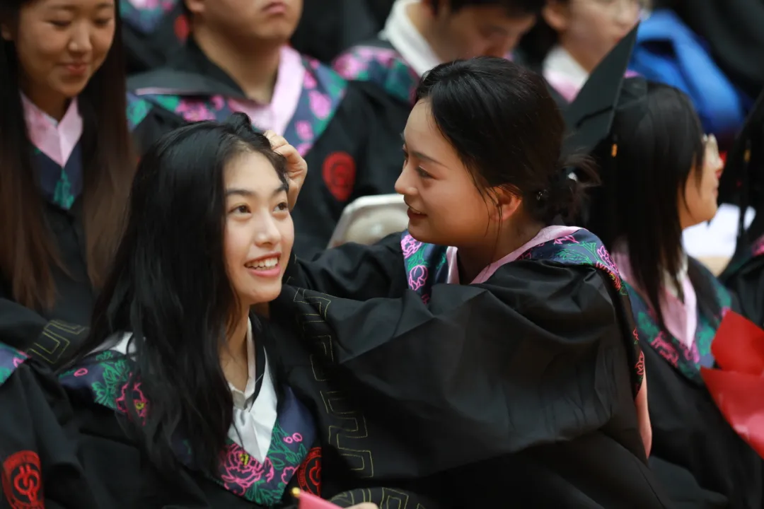 延伸阅读2000余名毕业生满载母校的