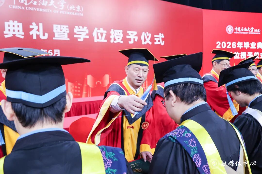 典礼在庄严的国歌声中拉开帷幕。
