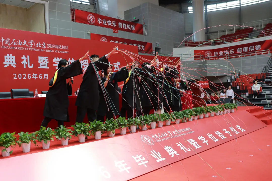 延伸阅读2000余名毕业生满载母校的