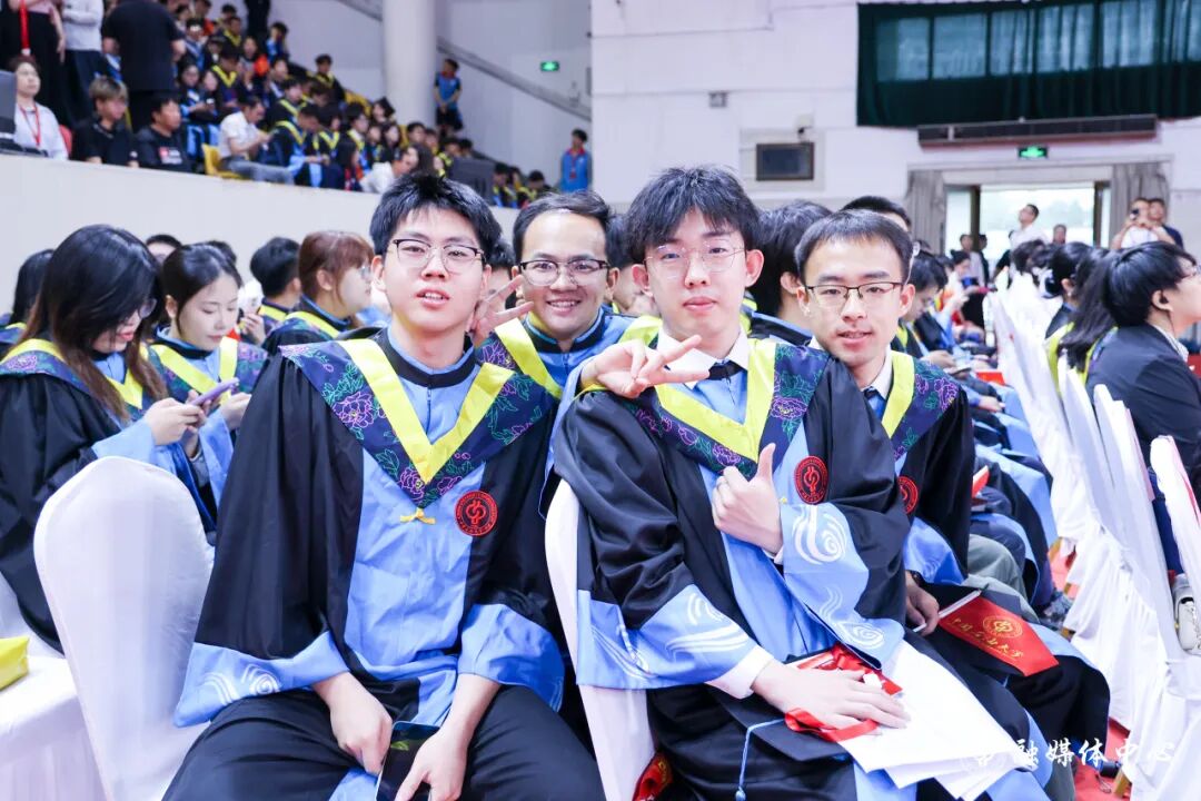 家长代表等参加典礼