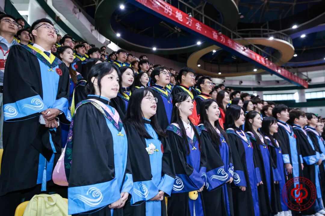 典礼开始前设置了暖场歌曲和暖场视频环