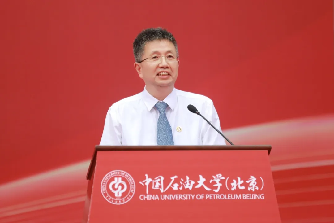 典礼在庄严的国歌声中拉开帷幕
