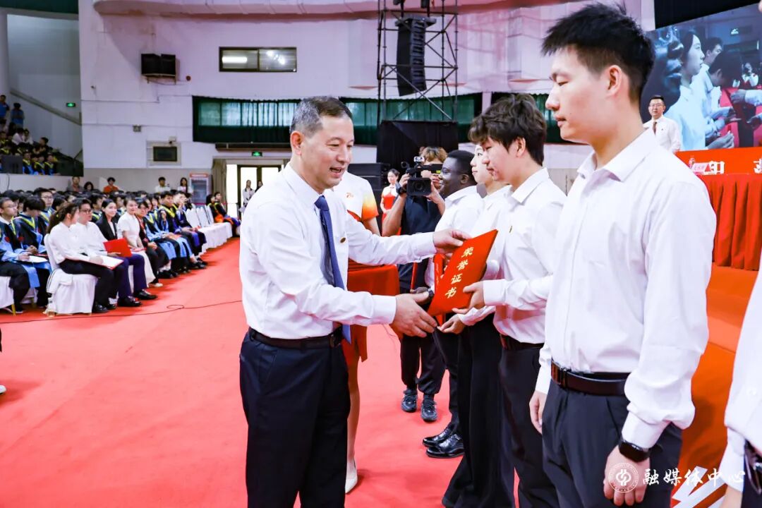 家长代表等参加典礼