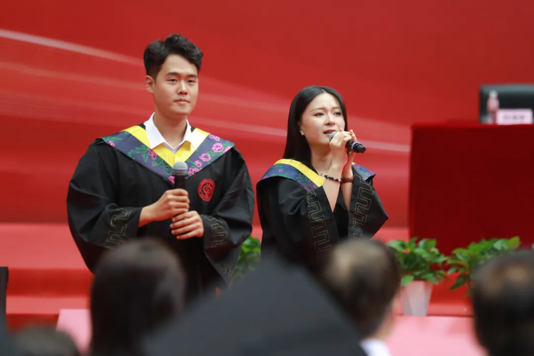 在师长亲友的共同见证下