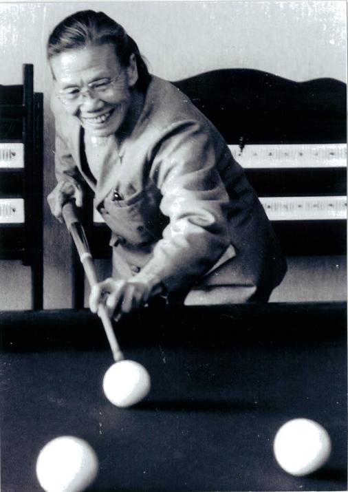 面对着一本书