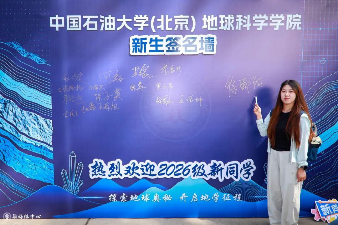 王同奇与来自河北邢台的新生高宁亲切交