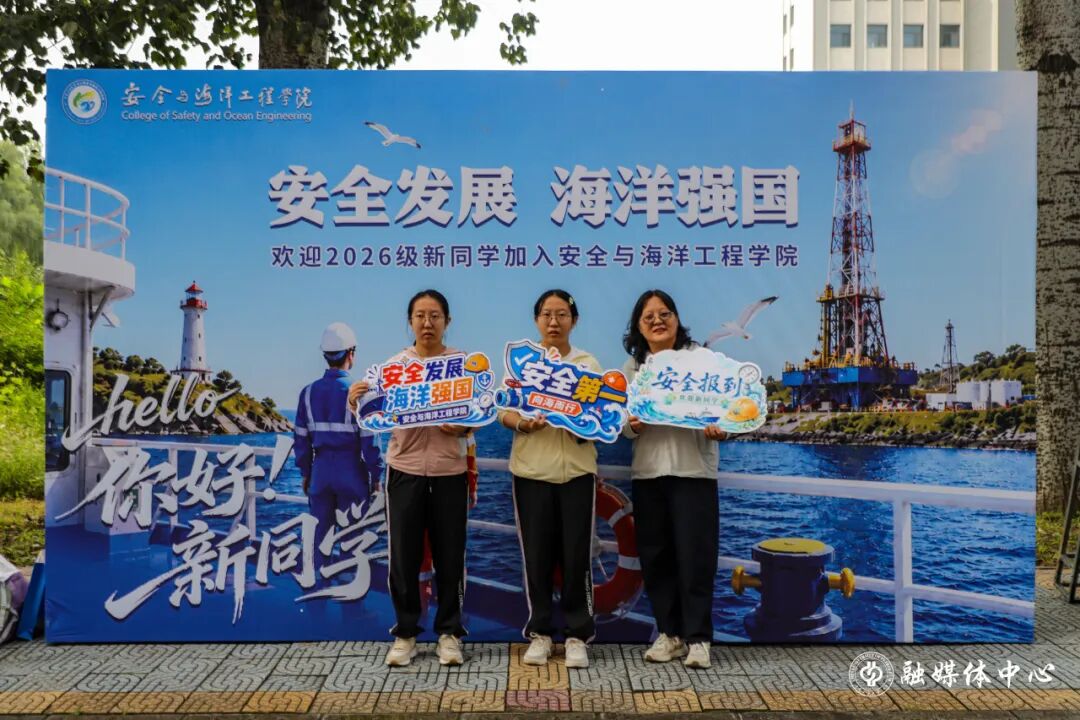 王同奇勉励她在做好迎新服务的同时