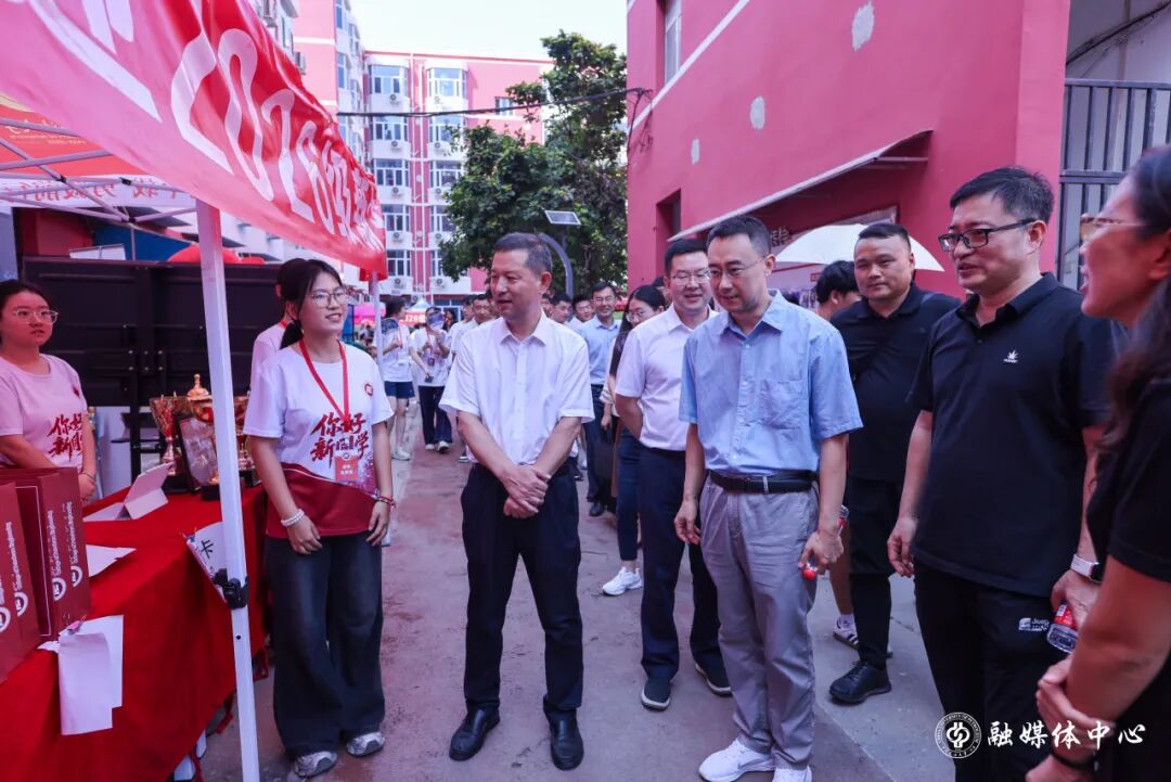 一只只装满期待的行李箱