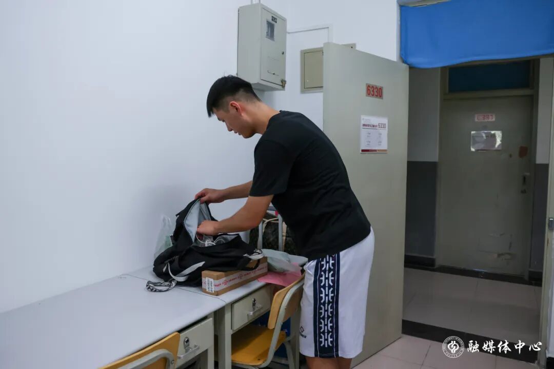 王同奇还为体育舞蹈专业硕士生崔万峰寄