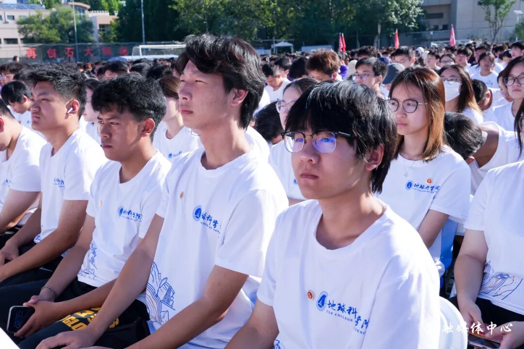 新生佩戴校徽