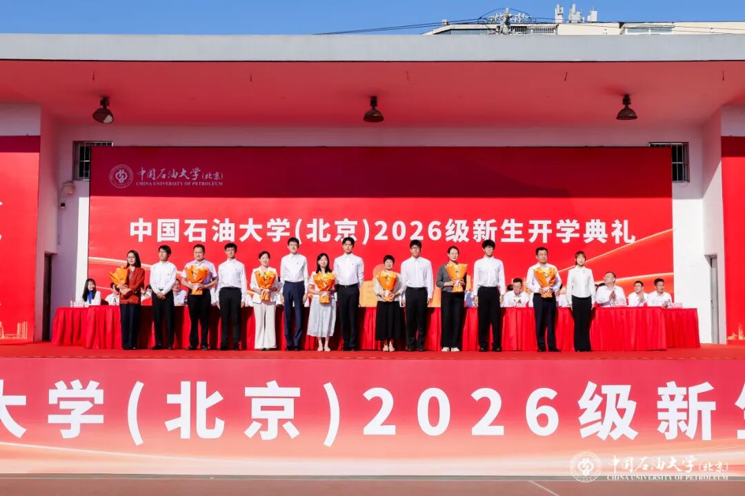 在校生代表参加典礼
