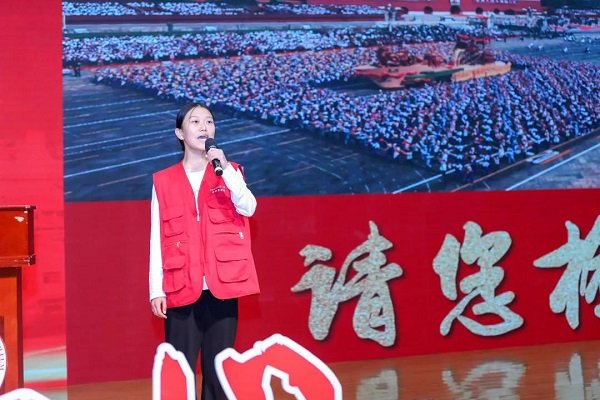 欢庆伟大祖国的这一盛大节日