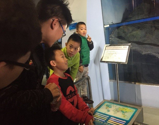 十九大精神的标语格外醒目
