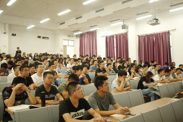 对照阅读就业指导中心副主任朱义清做了