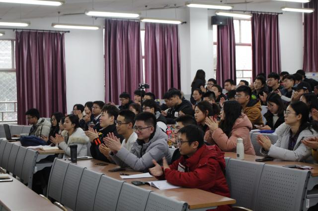 对照阅读弘扬以爱国主义为核心的铁人精